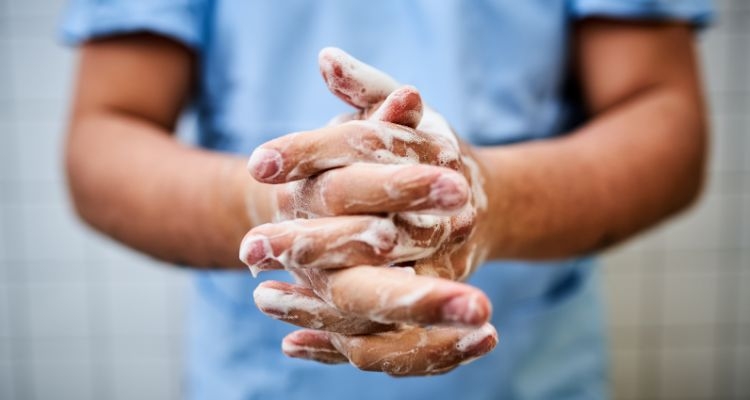 Quem lava menos as mãos, homens ou mulheres?